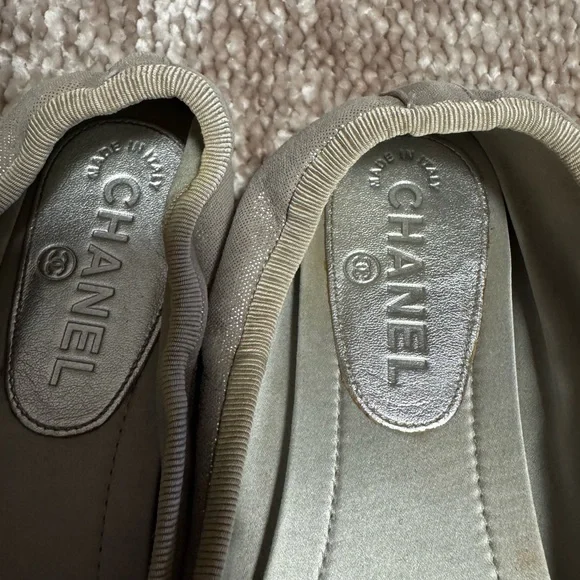 Chanel Cream Flats with Bow Detail - Picture 3 of 8